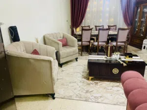 طقم كنبات لون فاخر تنجيد 100% استعمال بسيط مع طقم طربيزات فاخر لون جوزي بسبب الرحيل ممتاز جدا