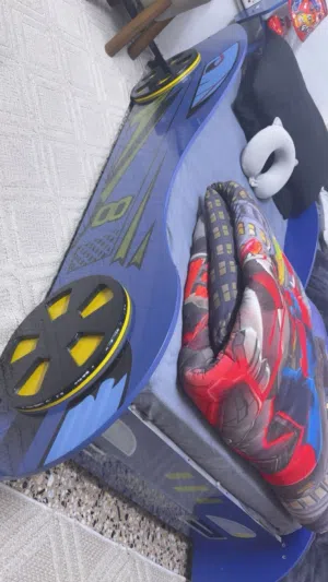 سرير طفل شكل سياره للبيع
