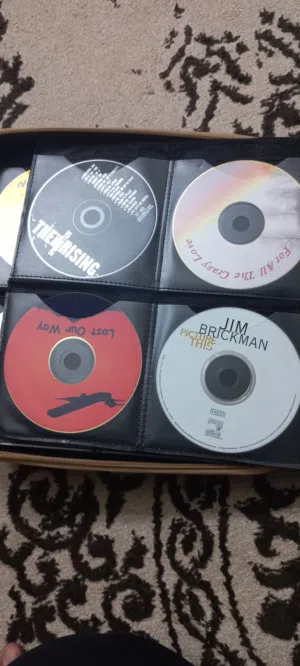 مجموعة سيديات و شنطة سيديات و 3 اشرطة نادرة