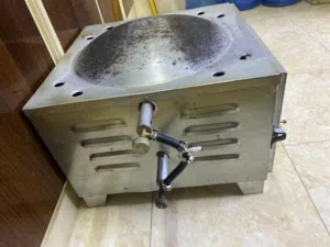 فرن صاج يشتغل من فوق ومن تحت بحالة ممتازة حق خبز حق صواني داخل علي حسب الاستخدام