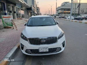 سورينتو 2020 بدون حادث صبغ فقط جزء من الدعاميه الاماميه . الزجاج الامامي مفطور .لون ابيض . السعر 230