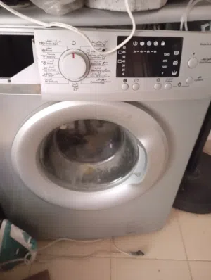 واجهة غسالة ملابس أوتوماتيكية  (Front Load Washing Machine). شاشة رقمية للتحكم بدرجة الحرارة وسرعة