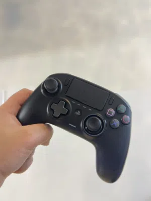 بسعر الحرررررق يد نيكون اصلية necon 4 مستعملة شهرين فقط