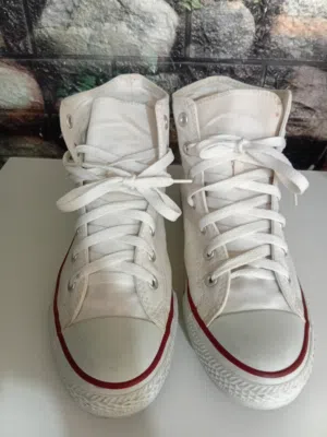 حذاء امريكي كلاسيكي ماركة Converse Chuck Taylor All Star ذو رقبة العالية (High Top). نمرة 39