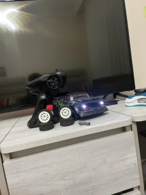 سيارة rc car ريموت  drifting/ offroading مع كامل اغراضها وارد الامارات حالتها وكالة بسعر مغري