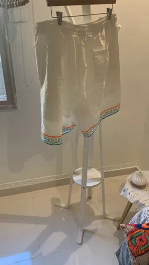 قميص وشرت نوع قماش بارد علي لبس مقاس 4 اكس وسيع وموريح يصلح رجالي ونسائي حق رياضه حق طلعه