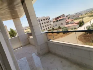 شقه طابق أرضي 202م مدخل خاص وكراج خاص وساحه للبيع على شارع البترا شرق اربد مول قراند وكازيه الرجوب