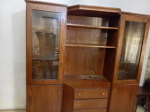 بوفيه بحالة ممتازة خشب لاتيه دهانها ممتاز كامل مع جميع رفوفها