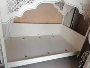 سرير ابيض مع مرتبة