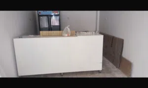 ميز مكتبي طوله مترين