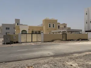 فلة في مرتفعات العامرات 8 قريبه العقبة جدا وقريبه جدا من محطة نفط عمان