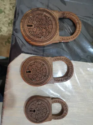 طقم علاقات للمفاتيح خشبي بشكل قفل