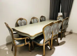 طاوله مع كراسيها و بوفيه
