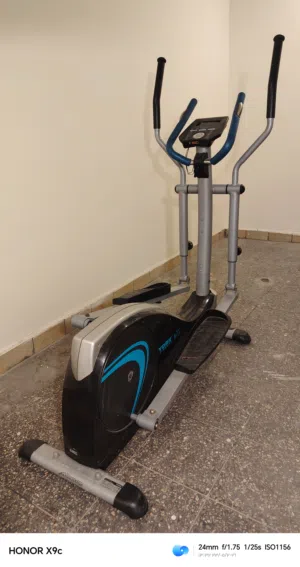 +2                  هذا الجهاز هو جهاز تدريب بيضاوي (Elliptical Trainer) من ماركة York Fitness، مودي