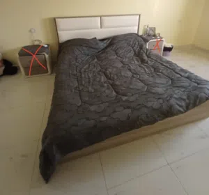 سرير وتسريحة