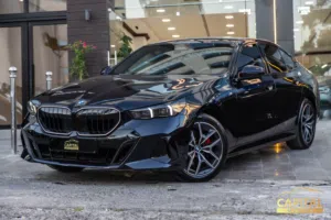 BMW 520i 2025 M kit Mild hybrid السيارة وارد و كفالة الشركة و قطعت مسافة 20,000 كيلو متر فقط