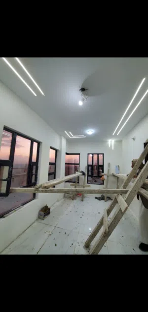 شقه جديده لوكس مطله علي صنعاء جنب الزفلت شارع مارب بعدجوله ايه غرفتين وحمام ومطبخ وصاله ومجلس وحمام