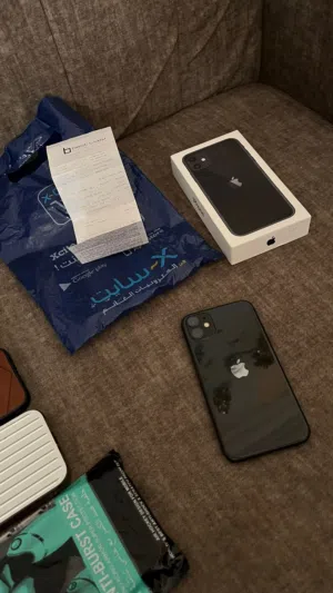 ايفون 11 مع كفرات هديه نظيف جدا 128gb