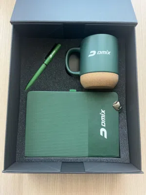 Gift box with a notebook mug and high quality pen عليه هدايا مع كوب و دفتر و قلم عالي الجودة