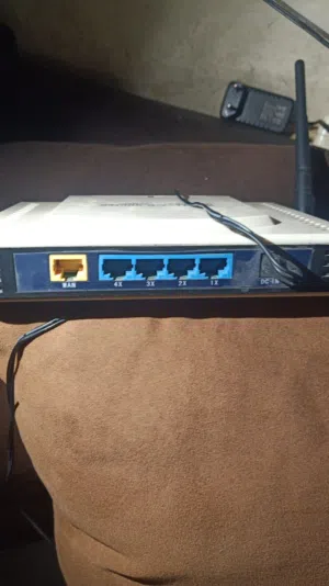 راوتر واي فاي بحالة جيدة نظيف للبيع شغال موجود نوعان وارد الامارات