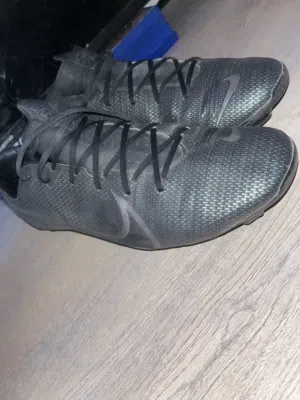 حذاء رياضي من شركة Nike أصلي مقاس 45 أوروبي 11 أمريكي والسعر قابل للتفاوض