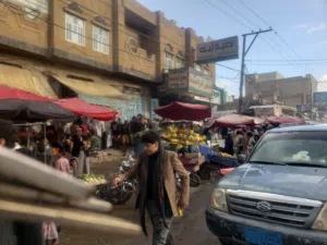 محل تجاري للبيع نقل قدم في قلب سوق حزيز علا شارع تعز  وحركه نشطه جدآ سوق طول 9في 4عرض