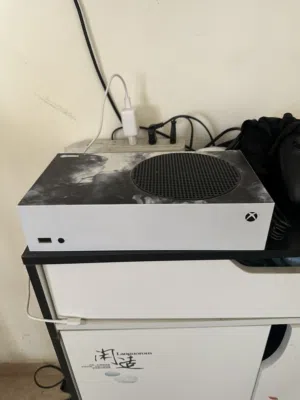 Xbox Series S بحالة ممتازة - نظيف جداً مع مع يدتين اصليات و كامل ملحقاته