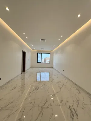 دور سكني كامل للإيجار مع روف في الصديق – أول ساكن وتشطيب ألترا سوبر