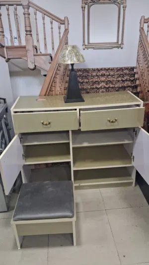 مدخل مودرن او خزانه احذيه مع كرسيها بسعر 50 دينار الموقع عمان ضاحيه الياسمين