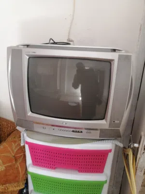 تلفزيون نظيف و شغال100%