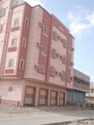 عماره للبيع عرطة من ثلاثة طوابق ورابع نص جاهز وفيها ثلاث دكاكين وع شارع