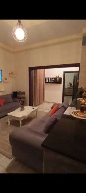 شقة للبيع في حي سكني مغلق الدور الأول بعد الأرضي تشطيب تام في طرابلس ولي العهد