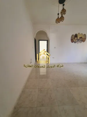 شقة فارغة - ام أذينة - 4نوم - 300م - قرب الخدمات