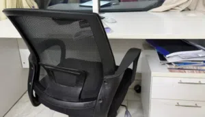 مكتبين كبار للبيع مع 3 أدراج وكراسي