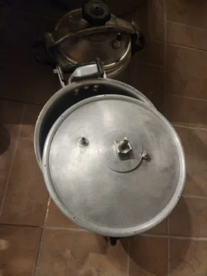 للبيع مجموعة من الأواني