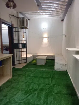 شقة ارضية  مفروشة تشطيب جديد بالنت ايجار يومي بي100طريق المطار شارع الخلاطات