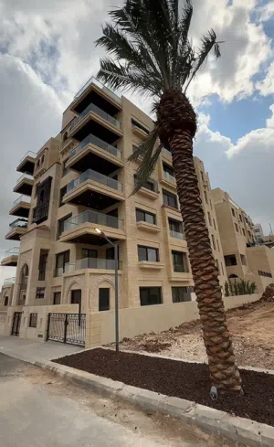 شقه للبيع على طريق المطار خلف المدارس العالمية من شركة ايفرت للاسكان