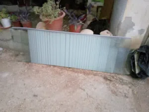 زجاج طول 1.5\50سم ظرفتين للبيع ومنظم تحف تعليق