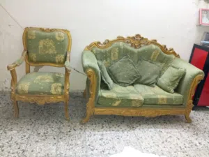 طقم كنب مع طاولة صغيره