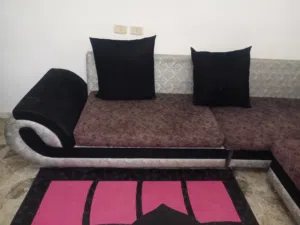 مكتبة وصالون ومعاهم طاولة