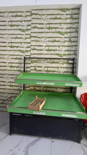 اثاث لعرض المنتجات في محلات الخضروات والفوكة والبقالة مستعمل لمدة 6 اشهر فقط