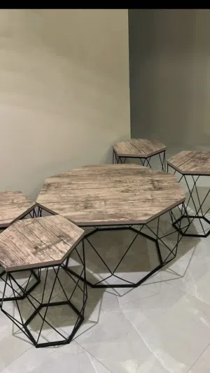 طاوله ضيافة مع 4 طاولات خدمة نظيف جداً