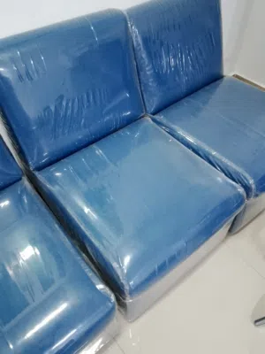 طقم جلوس 8 كراسي زرقاء اللون مع طاولة نفس اللون مغطاة بالزجاج