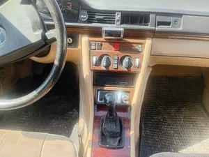 مرسيدس بنز ‏الفئة-E ‏E 200 ‏1990