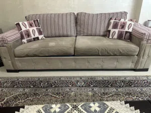 طقم كنب بحالة ممتازة لون بيج غامق