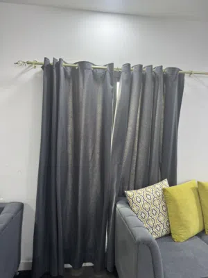 ستائر بحالة جيدة جداً للبيع