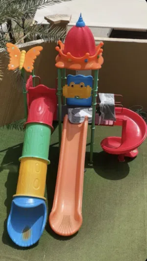 العاب للبيع بسعر 2000 درهم اماراتي: ثلالث زحليقات متنوعه الشكل و درج خلفي الألعاب يتم تسليمها نضيفه