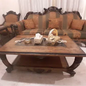 طقم كنب سبع مقاعد مع الطاولات