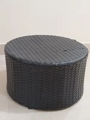 Stylish Round Woven Ottoman/Coffee Table–Black Rattan Style طاولة دائرية (أوتومان)بتصميم خوص أسود