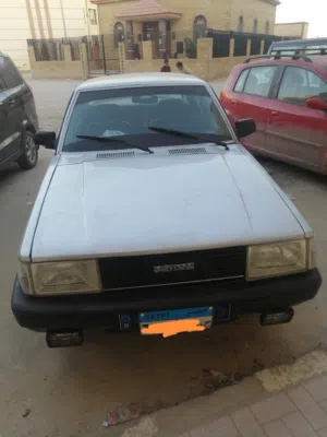 سيارة محترمة تويوتا كورولا 1983 ثابتة جدا على الطريق شبابية وعائلية وموفرة في البنزين ومشدودة شدة صح